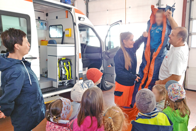 Kindgerechte Demonstration beim Rettungsdienst